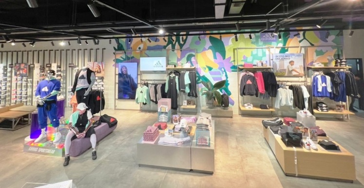 adidas se instala en DOT BAIRES SHOPPING