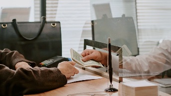 Convertir cripto en efectivo en más de 180 países