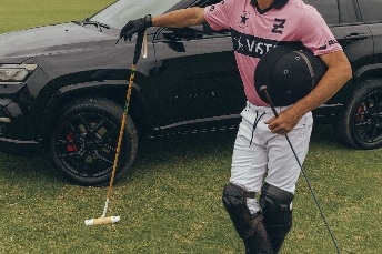 Jeep junto a la Ellerstina Indios Chapaleufú Polo Team 