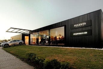 Vino, autos y lifestyle en una apertura frente al mar