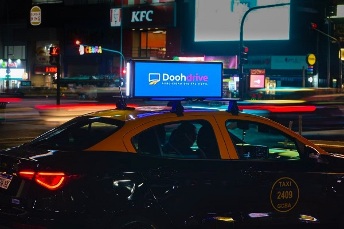 Pantallas digitales LED en los techos de los taxis