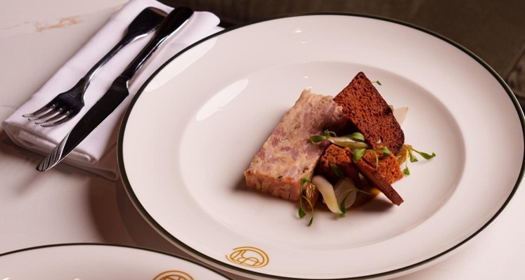 Cócteles exclusivos, menús vibrantes, sabor local y música 